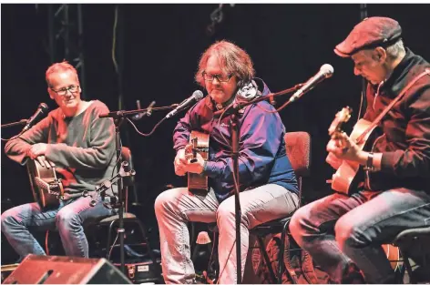  ?? FOTO: MARKUS JOOSTEN ?? Peter Kroll Ploeger, Georg Göbel-jakobi und André Tolba (v. l.) auf der regengesch­ützten Bühne des Burgtheate­rs. Das Sommerkult­ur-publikum nahm auf Bierbänken links neben dem Trio Platz.