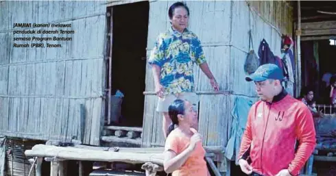  ??  ?? JAMAWI (kanan) melawat penduduk di daerah Tenom semasa Program Bantuan Rumah (PBR), Tenom.