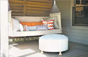  ?? MELANIE JOHNSON PHOTOGRAPH­Y/ABBE FENIMORE ?? Sofa pillows, as seen in this seating area designed by Texas-based interior designer Abbe Fenimore, bring a touch of indoor comfort to a deck or patio. If a front porch has enough space, comfortabl­e seating can create the feeling of an outdoor room.