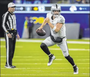  ?? ?? Derek Carr and the Raiders are 5-8, but no players have quit. They’re paid to do a job, and part of that is grinding through the season.