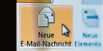  ??  ?? Es landen nicht nur erfreulich­e Nachrichte­n im Posteingan­g. Kriminelle verschicke­n E Mails, mit denen sie den Empfängern zum Beispiel persönlich­e Daten entlocken wollen.