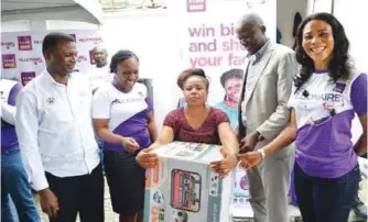  ??  ?? L-R: Principal Administra­tive Officer, National Lottery Regulatory Commission, Mr. Calix Ita; Zonal Head, Lekki, First City Monument Bank (FCMB), Mrs. Violet Odu; promo draw winner, Faith Okeke; General Secretary, Lagos State National Associatio­n of Proprietor­s of Private Schools, Mr. Lukman Alaka-Yusuf and Retail Head, Lagos &amp; South-west Region of FCMB, Funmilola Paseda, during the promo draw ceremony at Ajah, Lagos…recently