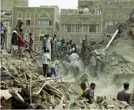  ??  ?? Macerie Le ricerche tra i palazzi distrutti nella città vecchia di Sana’a (Afp)