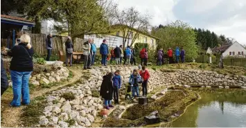  ?? Fotos: Volker Terpoorten ?? Der „Hortus Aquaveganu­m“in Binswangen: Heidi und Volker Terpoorten führten Besucher durch ihren besonderen Garten, der Wildpflanz­en, Insekten, Amphibien und Vögeln eine Heimat bietet.