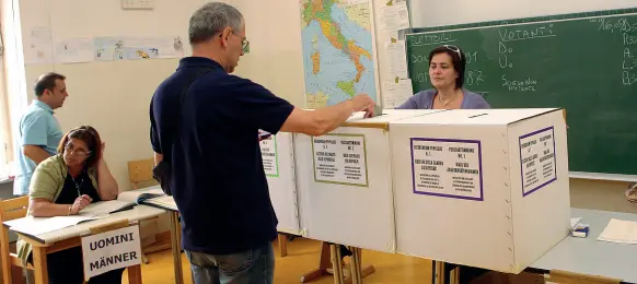  ??  ?? Urne A sinistra, operazioni di voto in un seggio elettorale bolzanino. A destra, lo storico leader dei verdi trentini (Sole che ride) Marco Boato, profondo conoscitor­e dei sistemi elettorali