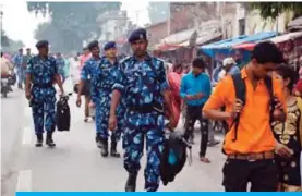  ?? — AFP ?? AYODHYA: Rapid Action Force (RPF) and Uttar Pradesh Police personnel patrol a street.