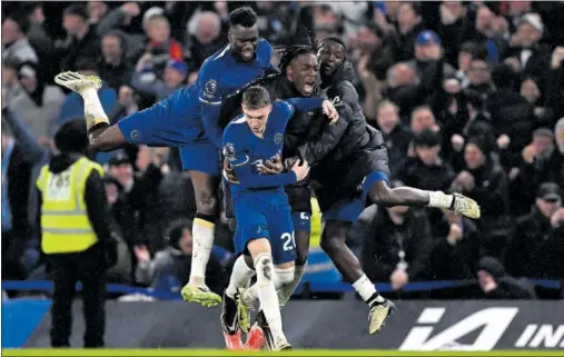  ?? ?? Los jugadores del Chelsea celebran el tercer gol de Palmer ante el United.