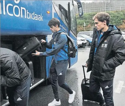  ?? FOTO: UNANUE ?? Jon Guridi, junto a Xabi Prieto, instantes antes de subirse al autobús txuri urdin