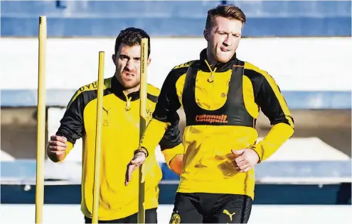  ??  ?? Da wurden schon Hoffnungen geweckt: Marco Reus (rechts) im Wintertrai­ningslager mit dem Kollegen Sokratis.