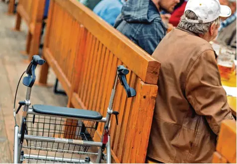  ?? Foto: Paul Knecht, dpa ?? Mit dem Rollator auf die Wiesn? Dank Rampen ist das kein Problem. Wegen der neuen Sicherheit­svorkehrun­gen könnten aber Rollstühle oder Krücken am Eingang inspiziert werden.