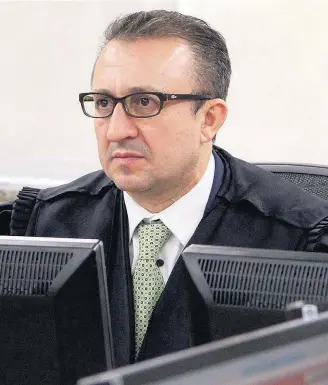  ?? SYLVIO SIRANGELO/TRF4-24/10/2017 ?? Tribunal. Desembarga­dor federal Rogério Favreto, em julgamento da 3ª Turma do TRF-4