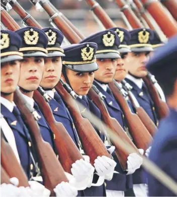  ??  ?? ► El personal femenino tiene un importante despliegue en el Servicio Militar.