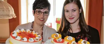  ?? Foto: Andreas Lode ?? Unsere Leserinnen Karin (links) und Patrizia Eser aus Ellgau haben ihre Rezepte für unser aktuelles Zuckerguss Magazin einge sendet.