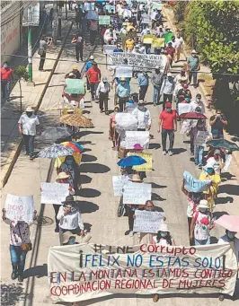  ?? /NICASIO DE JESÚS CHEPE/EL SOL DE ACAPULCO ?? Un contingent­e de 200 personas marchó en Tlapa a favor del político guerrerens­e