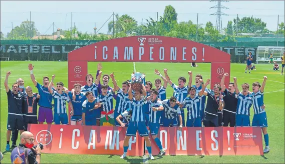  ?? FOTO: RFEF ?? A la final que se llevó el Depor asistieron Fran, como responsabl­e del fútbol base del Depor; Luque, por parte de la RFEF, y Roura, Alexanko y Altimira, del Barça