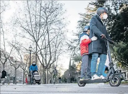  ?? MANÉ ESPINOSA ?? La normativa vigente prohíbe que dos personas vayan subidas en el mismo patinete