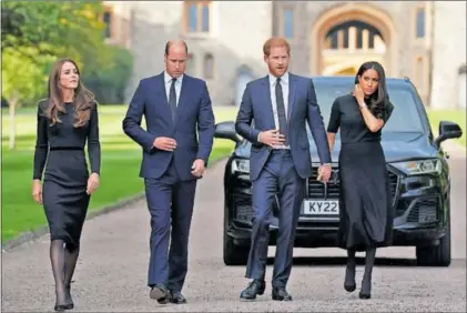  ?? / KIRSTY O'CONNOR (POOL) ?? Los príncipes de Gales y, a la derecha, los duques de Sussex, ayer en Windsor.