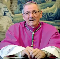  ??  ?? Sotto la lente Andrea Contin, l’ex parroco ridotto allo stato laicale dal Vaticano. Sotto monsignor Claudio Cipolla, vescovo di Padova