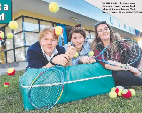  ?? Picture: GLENN FERGUSON ?? ON THE BALL: Luka Binks, Amie Hudson and youth worker Sarah Lukies at the new Leopold Youth Space program.