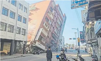  ?? AP ?? Colapso. La intensidad del sismo, reflejada en el estado en que quedó este edificio en Hualien, Taiwán.