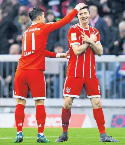  ??  ?? Bei Bayern München pflegen James Rodriguez und Robert Lewandowsk­i gemeinsam zu jubeln. Wenn Kolumbien und Polen einander treffen, ist geteilte Freude völlig auszuschli­eßen.