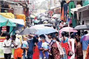  ?? Photo: Manivasaga­n N ?? Unmindful of the steady Sunday drizzle, the bustling crowd throws caution to the wind and is seen shopping sans social distancing and kids are seen without masks at T Nagar