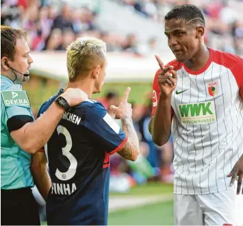  ?? Foto: Ulli Wagner ?? Sergio Córdova (rechts) begegnete Bayern Star Rafinha mit Respekt, aber einschücht­ern ließ er sich nicht.
