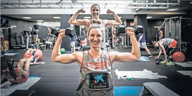  ??  ?? Queralt Casas y Laura Gil, ambas jugadoras del Valencia Basket, presumen de músculo durante la concentrac­ión de la Selección femenina de baloncesto este verano.