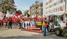  ?? Foto: Peter Fastl ?? Die Baubranche boomt, Beschäftig­te wollen daher am Erfolg ihrer Arbeitgebe­r betei‰ ligt werden. In Augsburg läuft am Mittwoch ein Streik.