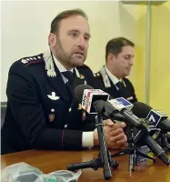  ??  ?? Le indaginiIl colonnello Paolo Storoni, comandante provincial­e dei carabinier­i, e il capitano Davide Onofrio Papasodaro, comandante della compagnia di Treviglio, alla conferenza stampa