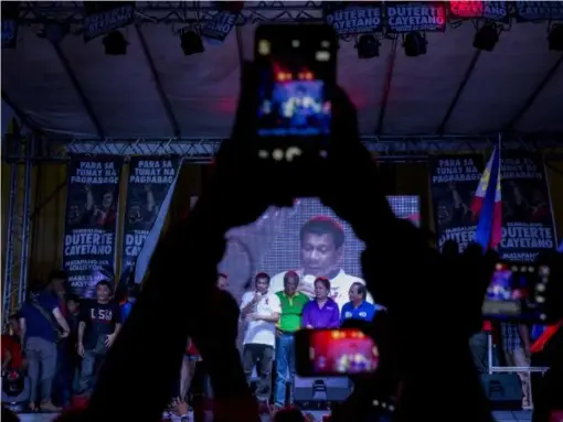  ??  ?? Duterte speaks during a campaign rally in Manila, the Philippine­s, on 1 May (Taylor Weidman/Bloomberg)