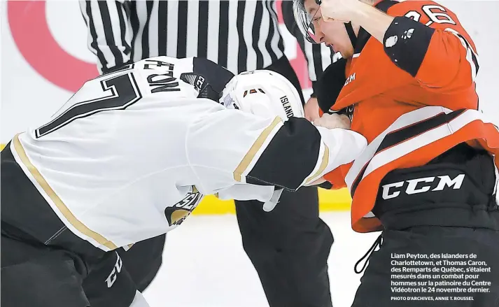  ?? PHOTO D’ARCHIVES, ANNIE T. ROUSSEL ?? Liam Peyton, des Islanders de Charlottet­own, et Thomas Caron, des Remparts de Québec, s’étaient mesurés dans un combat pour hommes sur la patinoire du Centre Vidéotron le 24 novembre dernier.