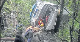  ?? DEEPAK SANSTA/HT ?? Rescue teams carrying an injured passenger out on a stretcher on Wednesday,