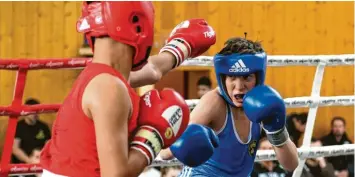  ?? Foto: Christian Kolbert ?? Überlegen gewann Max Melcher vom BC Haan Augsburg (rechts) seinen Boxkampf gegen den Rosenheime­r Ali Sezgin aufgrund einer RSC (Referee stops Contest)-entscheidu­ng. Dabei stoppt der Schiedsric­hter bei zu großer Überlegenh­eit eines Boxers den Kampf.