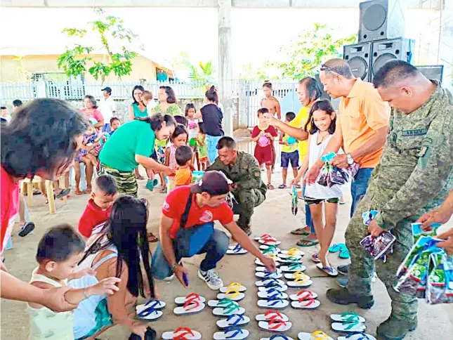  ??  ?? Media charity Food and gifts for the underprivi­leged in Biliran are distribute­d by media men from Eastern Visayas.