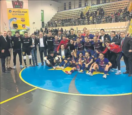  ?? FOTO: FCB ?? La foto de familia en Pescara del Barça Lassa Los jugadores y el cuerpo técnico celebraron con euforia el merecido pase a la Final Four