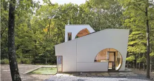  ?? PAUL WARCHOL/THE MONACELLI PRESS VIA AP ?? A side view of architect Steven Holl’s home in New York’s Hudson Valley. The modernist home measures just 918 square feet but is anything but boxy.