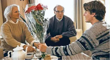  ?? FOTO: DEGETO ?? Kaffee, Kuchen, rote Nelken: Margot Honecker (Johanna Gastdorf) verfolgt misstrauis­ch, wie sich Johann Rummel (Max Bretschnei­der, r.) in das Herz ihres Mannes Erich (Martin Brambach) schleicht.