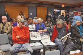  ?? ?? Some people who attended a recent Los Lunas council meeting protested a decision to allow a company to increase its water consumptio­n.