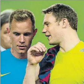  ?? FOTO: P. PUNTÍ ?? Neuer, con Ter Stegen El barcelonis­ta, titular en ausencia del meta del Bayern