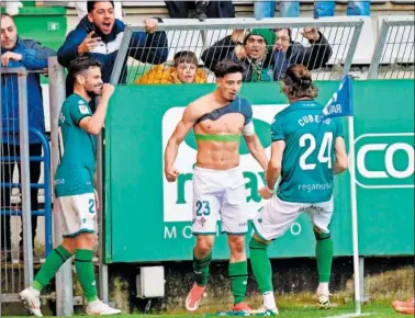  ?? ?? Nico Serrano, felicitado por Cubero, celebra el gol que dio la victoria al Racing de Ferrol.