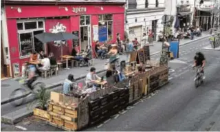  ?? AFP ?? Los bares extienden sus terrazas a plena vía pública en París