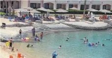  ?? FOTO: IMAGO ?? Der Strand des Hotels in Hurghada, an dem sich eine tödliche Messeratta­cke ereignete, ist wieder voller Urlauber.