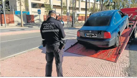  ?? DIARIO DE ALMERÍA ?? Retirada de un taxi pirata por parte de los agentes en Roquetas.