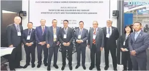  ?? ?? WAKILI SARAWAK: Julaihi (lima kiri) bersama delegasi dari Sarawak pada majlis pelancaran Ruai Sarawak di MWC24.