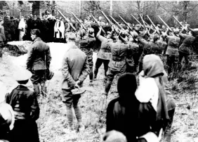  ??  ?? As a show of respect for the Red Baron, Australian troops fire a salute at his grave in Amiens, France, on April 22, 1918. The German ace was given a full military funeral by the Allied forces.