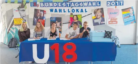  ?? FOTO: MARKUS ROOS ?? In den Räumlichke­iten des Bildungsze­ntrums in Kressbronn haben die Schüler eine Urne für die U18-Wahl hergericht­et.