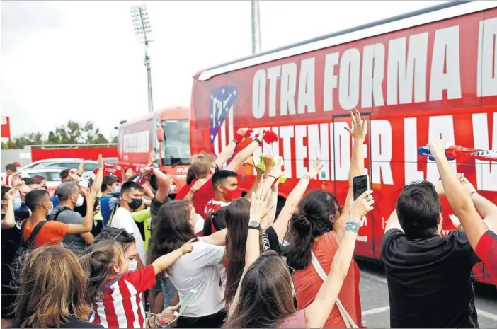  ??  ?? Numerosos seguidores del Atlético despidiero­n ayer al equipo madrileño en su salida de Majadahond­a rumbo a Valladolid.