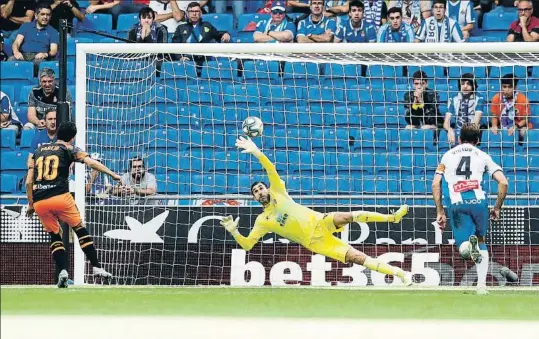  ?? ERIC ALONSO / GETTY ?? Dani Parejo aconseguei­x el gol de l’empat del València transforma­nt un penal que s’hauria pogut evitar