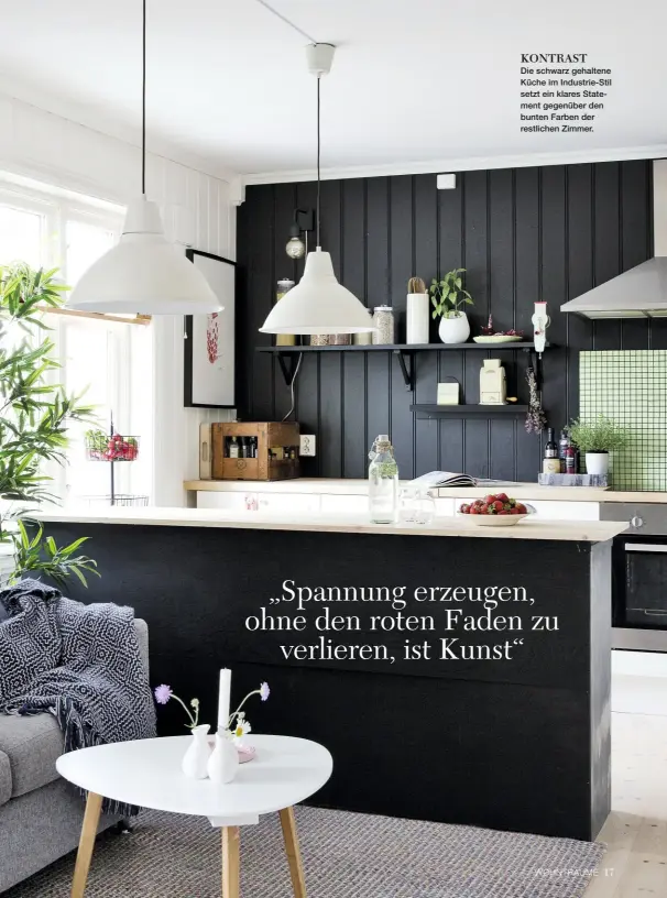  ??  ?? KONTRASTDi­e schwarz gehaltene Küche im Industrie-Stil setzt ein klares Statement gegenüber den bunten Farben der restlichen Zimmer.
